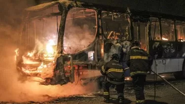 Hinchas queman autobuses y saquean tiendas en Sao Paulo tras derrota de Brasil