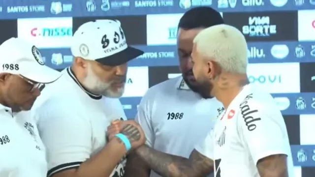 Un grupo de barristas del Santos interrumpieron la presentación de Gabigol para darle una advertencia / Captura / X