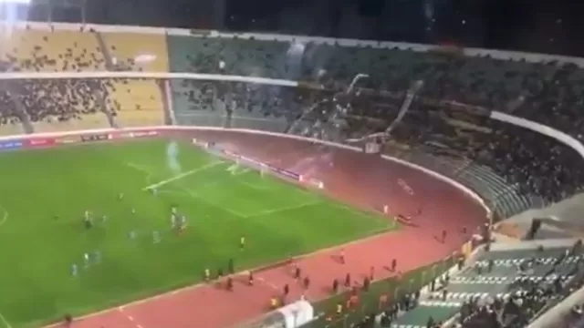 Hinchas de The Strongest atacaron a sus propios jugadores con fuegos artificiales / Captura / Guille López