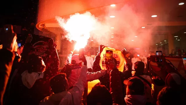 La hinchada crema llegó hasta hotel en Quito para alentar a su equipo previo a encuentro contra LDU / Video: Universitario 