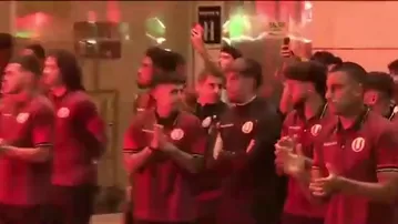 Hinchas de Universitario realizaron banderazo previo a partido