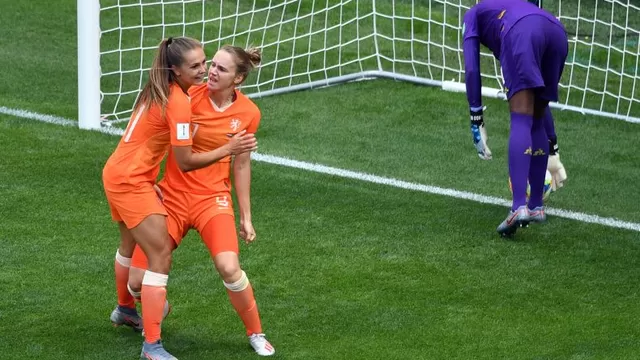 Holanda pasa a octavos del Mundial femenino tras derrotar 3-1 a Camerún