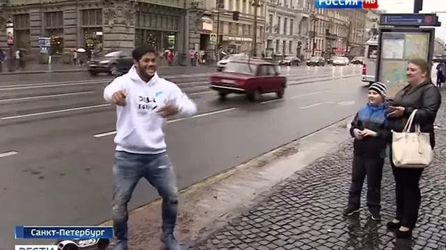 Hulk bailó en una avenida de Rusia para apoyar a un niño con leucemia