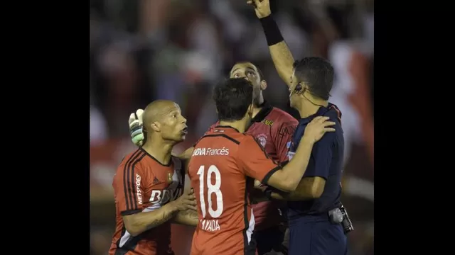 Huracán vs. River Plate: mira cómo Carlos Sánchez agredió a recogebolas