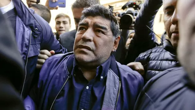 Impiden a Maradona salir de Argentina por un problema con su pasaporte