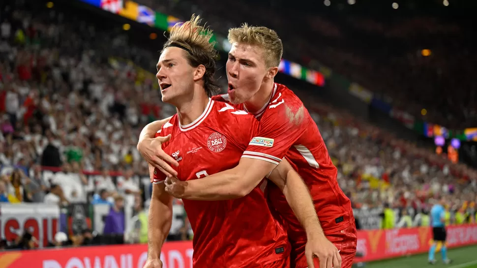 Daneses celebraban un gol que a los minutos fue invalidado por un increíble off-side / Foto: AFP