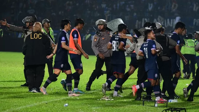 Tragedia en el fútbol de Indonesia. | Foto: AFP/Video: Twitter