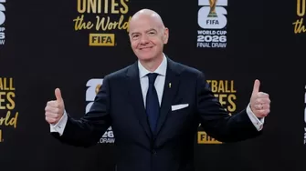 El presidente de la FIFA mantuvo una reunión de emergencia en el país africano para asegurar el apoyo de la segunda confederación con más votos. | Foto: Reuters by Brian Snyder - Video: AD