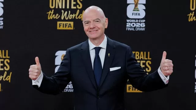 El presidente de la FIFA mantuvo una reunión de emergencia en el país africano para asegurar el apoyo de la segunda confederación con más votos. | Foto: Reuters by Brian Snyder - Video: AD