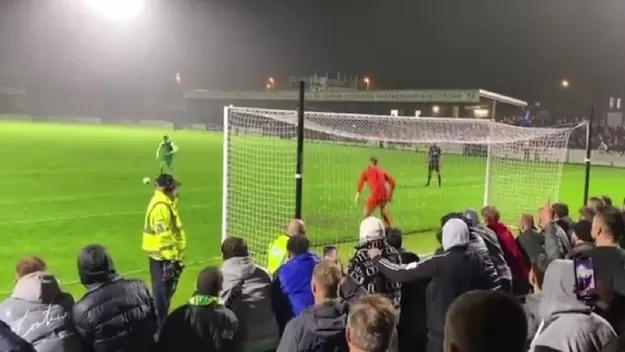 Inglaterra: En la cuarta ronda de la FA Cup se ejecutó el peor y mejor penal de la historia