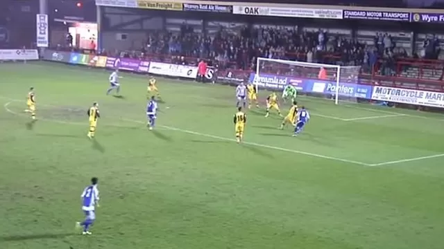 Inglaterra: espectacular gol de rabona para 'colgar' al portero