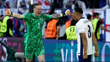 El festejo de Jordan Pickford y Trent Alexander-Arnold tras el último penal que dio la clasificación / Foto: AFP