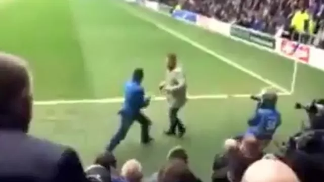 Inglaterra: 'hooligan' noqueó a otro en pleno QPR vs. Birmingham