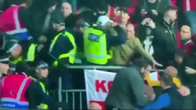 Inglaterra: Hooligans húngaros se enfrentaron a la policía en Wembley