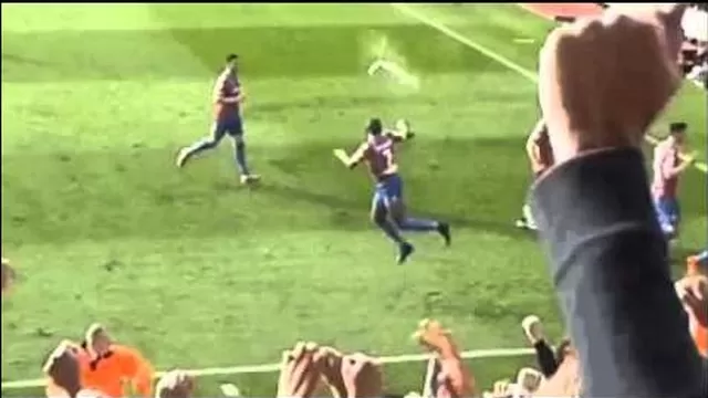 Inglaterra: le lanzaron botella desde la tribuna y la paró de taco