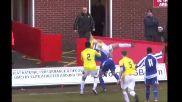 Inglaterra: recibió una patada y reaccionó con una llave al estilo Hulk Hogan
