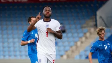 En los minutos de descuento, Sterling cambió penal por gol e Inglaterra se quedó con los tres puntos. | Foto: Twitter