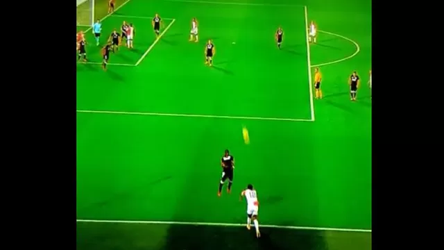 Insólito gol de saque lateral del Feyenoord en la Europa League