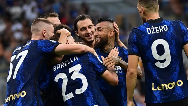 Inter de Milán inició la defensa del 'Scudetto' goleando 4-0 al Génova con goles de Dzeko y Vidal