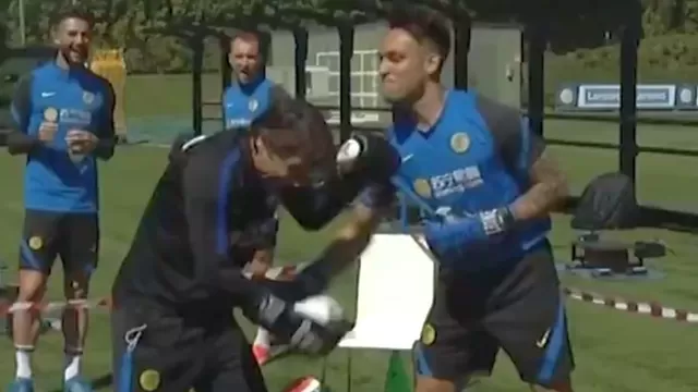 Divertida pelea entre Lautaro Martínez y Antonio Conte. | Video: Twitter