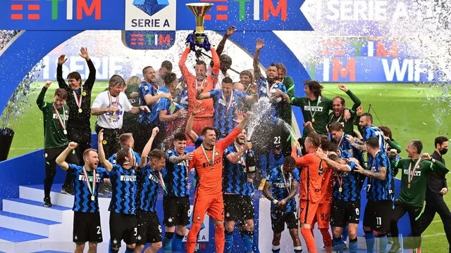 Inter de Milán y su hinchada celebran el título con una goleada ante el Udinese