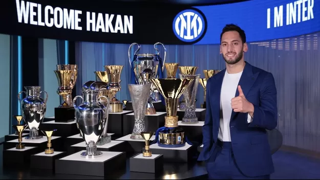 Inter oficializó el fichaje del turco Hakan Calhanoglu, exjugador del Milan