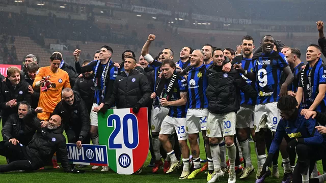 Inter consiguió su Scudetto número 20 frente a su eterno rival a cinco fechas de culminar el torneo / Foto: AFP