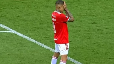 Paolo Guerrero se lamenta.