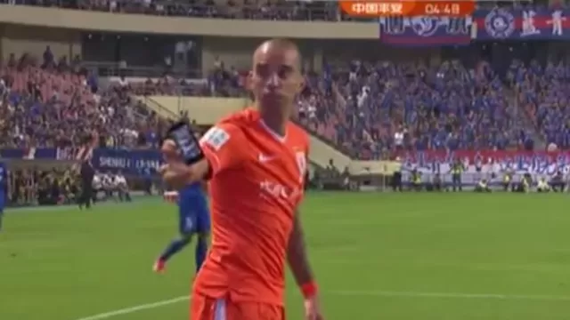 IPhone fue lanzado desde tribuna a brasileño Diego Tardelli en China