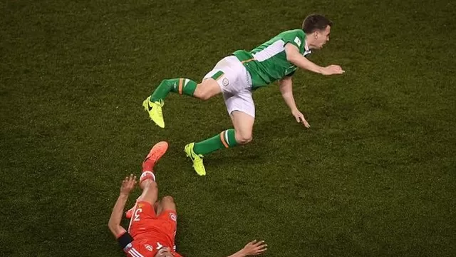 Irlanda vs. Gales: Neil Taylor fracturó la pierna de Seamus Coleman