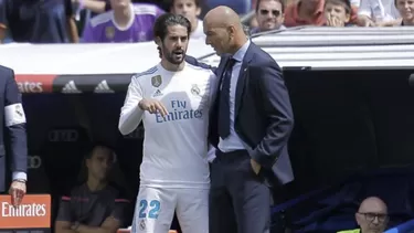 Isco recibiendo indicaciones de Zidane. | Foto: EFE