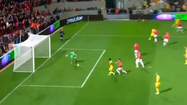 Israel: solo tenía que empujar el balón para anotar pero hizo esto
