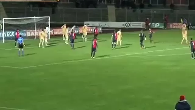 Italia: arquero evitó la caída de su equipo al anotar de cabeza