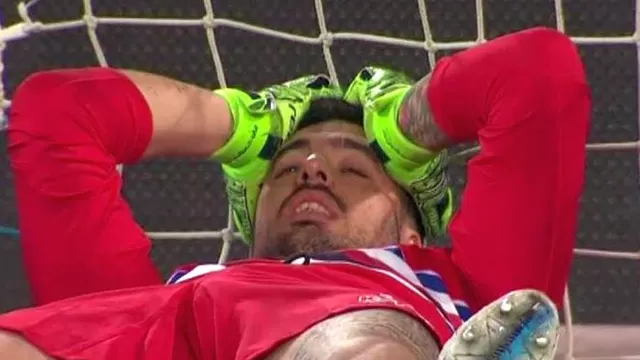 Italia: arquero se acomodó para coger el balón y se le pasó por la huacha