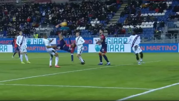 Italia: Golazo de chalaca de Joao Pedro en la Serie A que da la vuelta al mundo