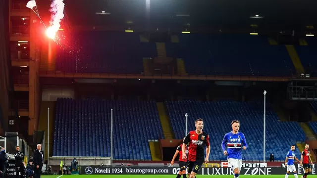 Italia: Lanzan bengalas desde fuera del estadio e interrumpen el Sampdoria vs. Genoa