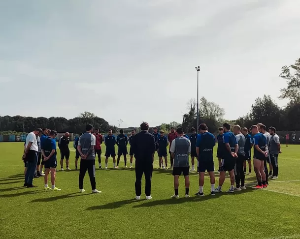 Minuto de silencio del Pisa antes de entrenar. | Fuente: www.facebook.com/pisasportingclub