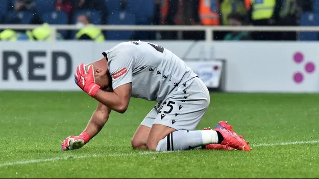 Italia: Pepe Reina sufrió el impacto de una moneda en la cabeza en el Atalanta-Lazio