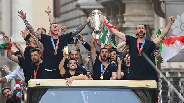 Italia recorrió Roma con un bus descubierto para celebrar la Eurocopa