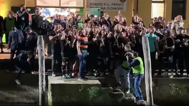 Italia: Venezia FC ascendió a la Serie A y su presidente se lanzó a un canal de la ciudad