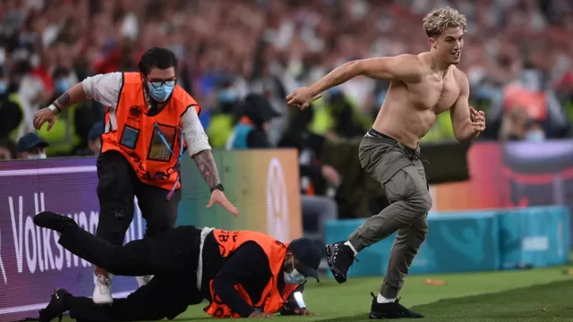 Italia vs Inglaterra: Hincha se metió a la cancha de Wembley y paralizó la final de la Euro 2020