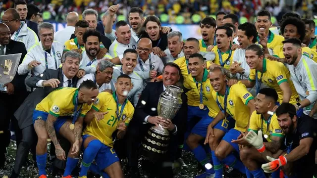 Jair Bolsonaro se metió a la cancha para celebrar el título con la selección brasileña