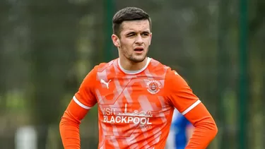 Jake Daniels, delantero inglés de 17 años. | Foto: Blackpool Football Club