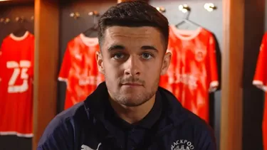 Jake Daniels, delantero inglés de 17 años. | Foto: Blackpool Football Club