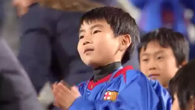 Japón: niño cantó himno del Barcelona a capela en práctica del club