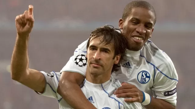 Jefferson Farfán y Raúl celebrando un gol del Schalke. | Foto: AFP