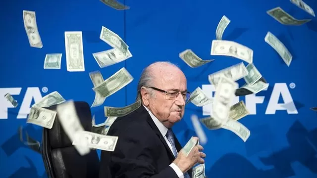 Joseph Blatter: comediante irrumpió en conferencia y le lanzó billetes