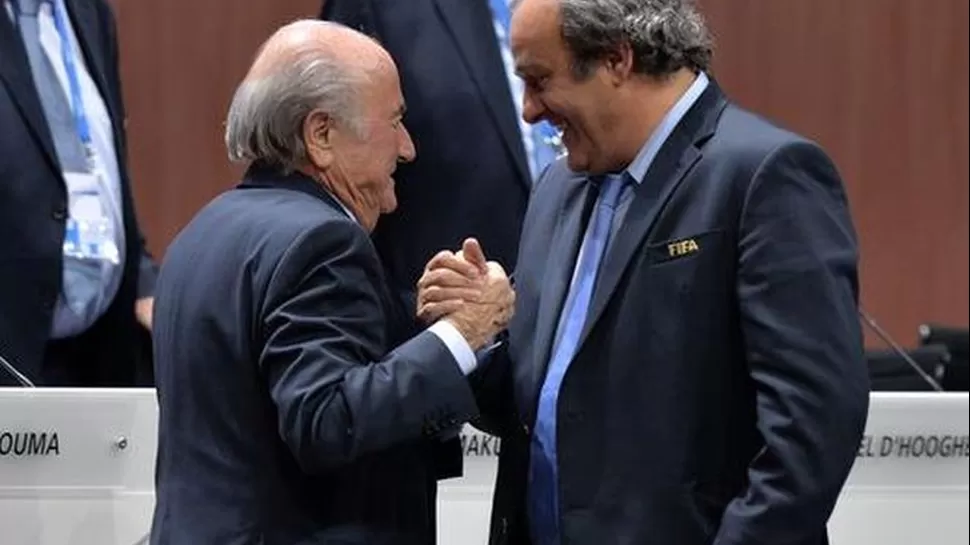 Joseph Blatter: Michel Platini saludó renuncia de presidente de la FIFA