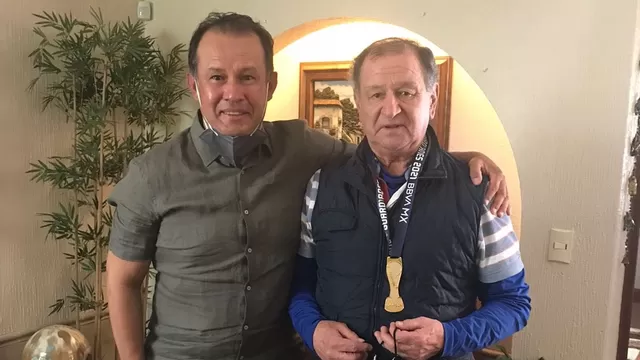 Juan Reynoso le regaló su medalla de campeón a su primer DT en Cruz Azul