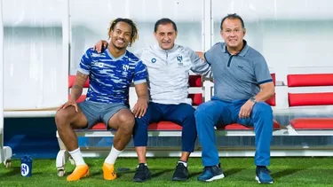 Juan Reynoso y André Carrillo en Arabia Saudita.| Foto: @SeleccionPeru